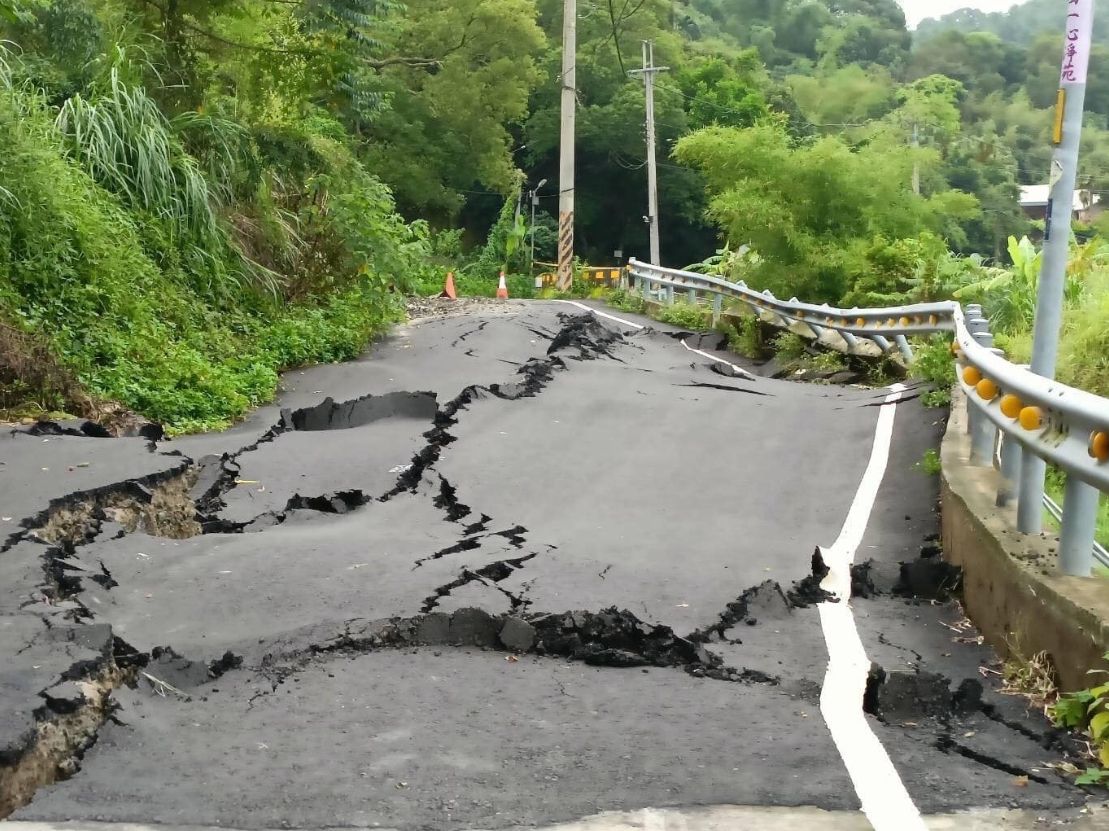 ▲苗栗縣頭份市廣興里苗5-2線良安宮東側，受到連日大雨影響，整段路嚴重隆起，毀損嚴重，目前已無法通行，相關單位已將道路封閉。（圖／翻攝畫面）