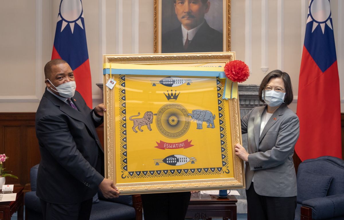 ▲蔡英文總統接受史瓦帝尼王國新任駐台特命全權大使蒙西比（Promise Msibi）呈遞到任國書。（圖／總統府提供）