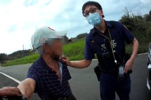 大園警方勸導失智翁 ▲大園警方到場了解狀況,並將老翁和民眾隔開避免衝突。(圖/大園分局提供)