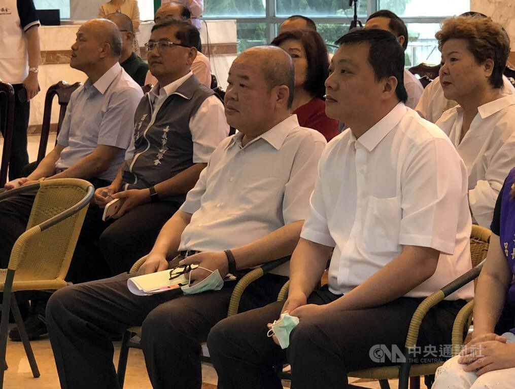 ▲嘉義市議會議長莊豐安（前左）、副議長蘇澤峰（前右）被控向嘉義縣鹿草鄉農會超貸，涉及共同詐欺罪被起訴，嘉義地院13日宣判，均被判處1年5個月徒刑。仍可上訴。（圖／中央社）