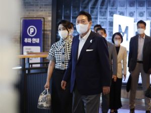 ▲北韓12日發射火箭砲,南韓總統尹錫悅(前右)與夫人金建希(前左)同一日下午前往電影院看電影遭到批評。(圖/翻攝自韓聯社) ▲北韓12日發射火箭砲,南韓總統尹錫悅(前右)與夫人金建希(前左)同一日下午前往電影院看電影遭到批評。(圖/翻攝自韓聯社)