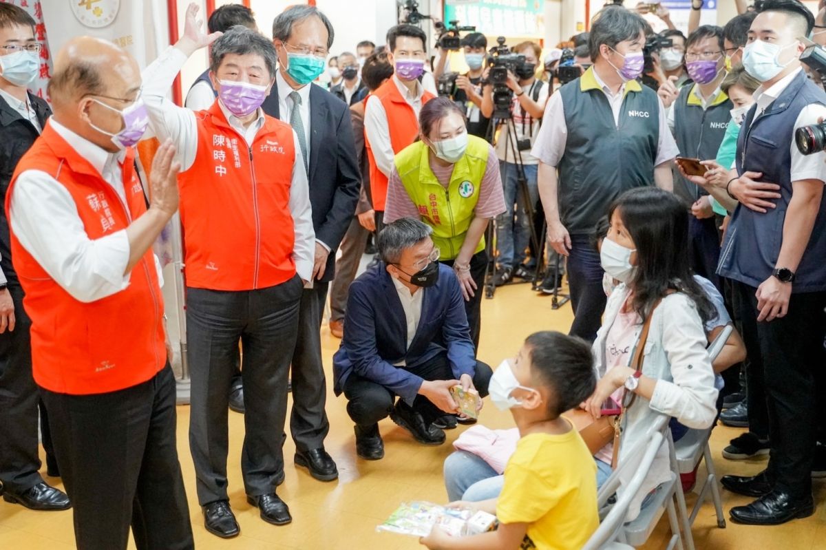 ▲蘇貞昌（左一）雖指示開設大型快打站，仍無法平息台中兒童疫苗之亂。（資料畫面／蔡其昌辦公室提供，2022.06.13）