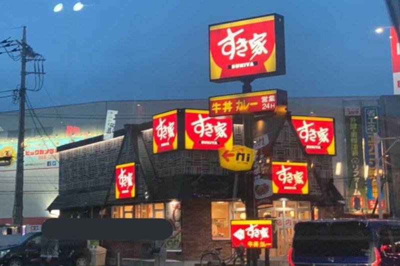 ▲日本一間「すき家Sukiya」丼飯店外頭至少設立了7個明顯的招牌。（圖／推特帳號manarisu9475）