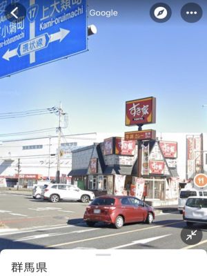 ▲網友特地去Google搜尋，真的找到該店的白天街景圖，即使車潮眾多也擋不住Sukiya的招牌。（圖／推特帳號K1hin）