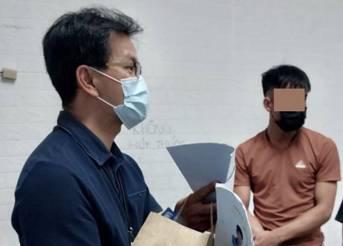 ▲移民署專員請移工指認嫌疑人。（圖／移民署提供）