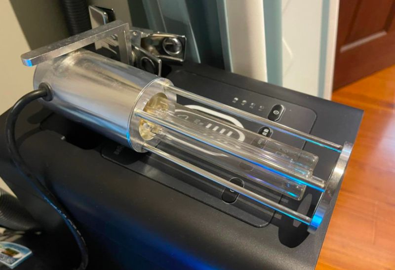 ▲Andy老爹使用了紫外線殺菌燈消毒,沒想到造成自己雙腿燙傷、眼角膜受傷。(圖/翻攝Andy老爹臉書)