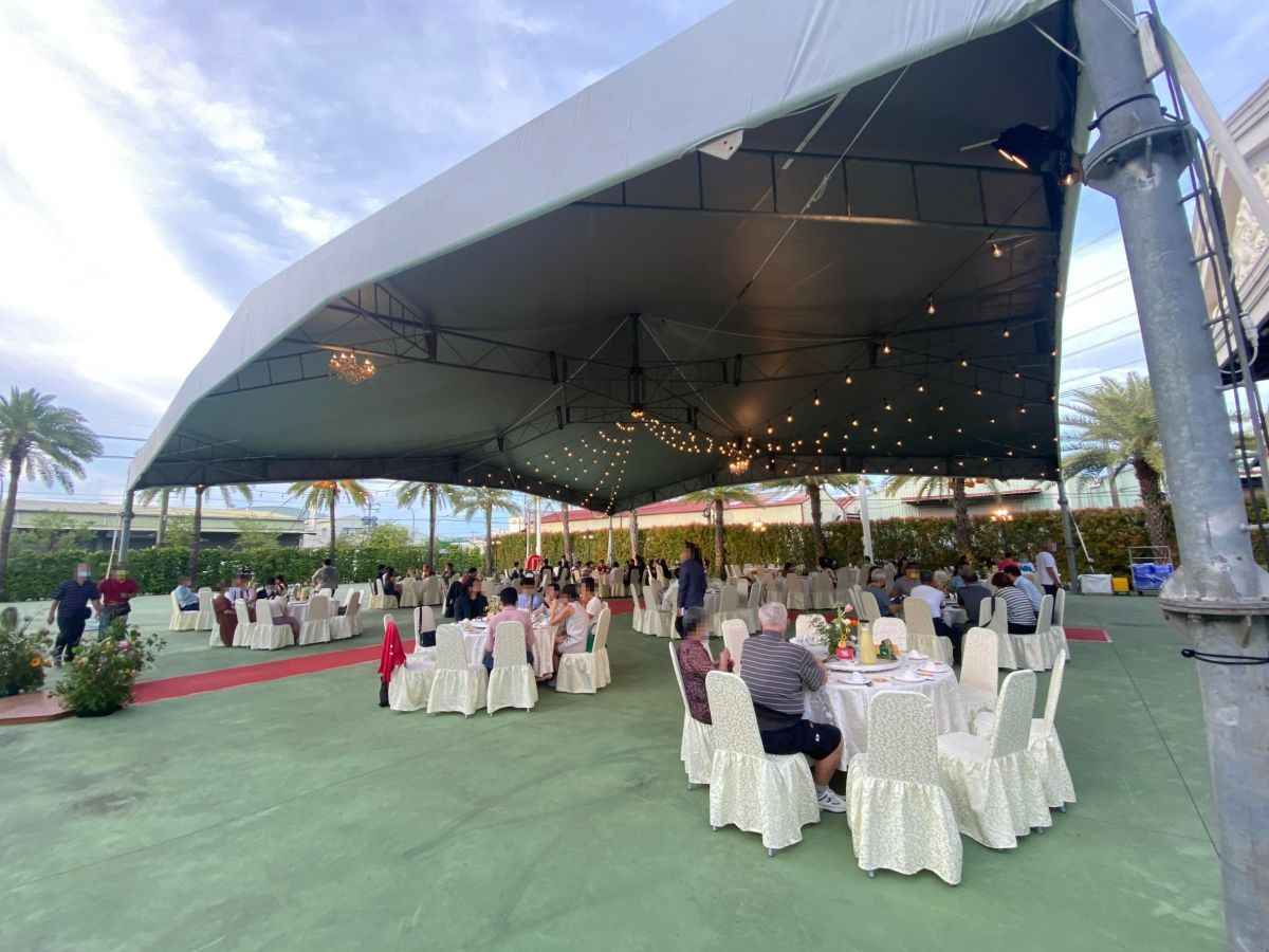 ▲辦桌是台灣相當特別的文化之一，長久發展下來，許多菜色也成為辦桌必備元素，不過也許因為歷史和文化的不同，南北地區的菜色也有所差異。（圖／蠢羊與奇怪生物授權提供）