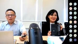 商研院 ▲商研院承接經濟部工業局台灣品牌耀飛計畫,於上週五(10日)舉辦線上講座,邀請鴻海顧問兼台大物理系教授張慶瑞(圖左)擔任主講人,商研院副院長張皇珍(圖右)擔任主持人,共同探討企業品牌的未來關鍵技術——元宇宙與量子。(圖/商研院提供)