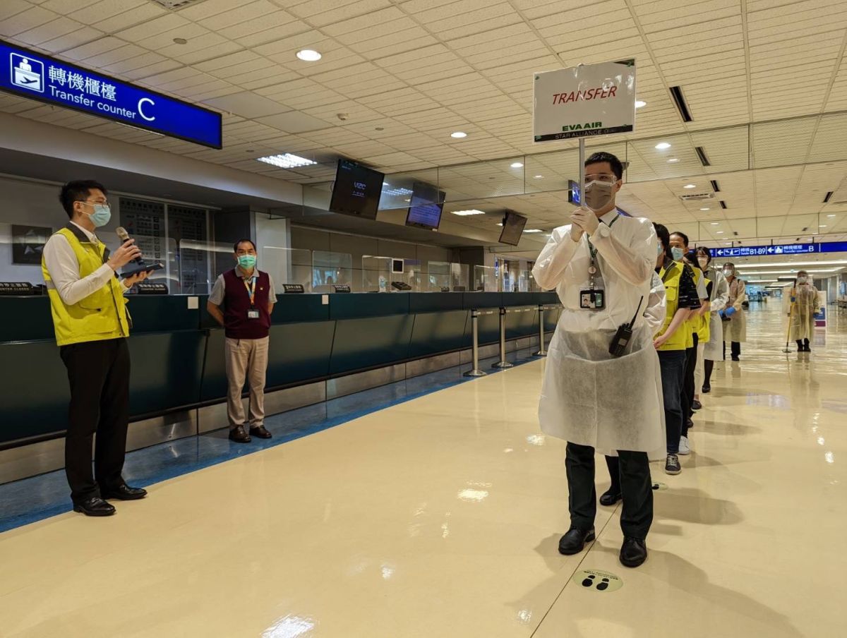 ▲桃園機場今（13）日進行恢復旅客轉機實地演練，現場檢視動線引導、商業服務及防疫清消等各環節重點。（圖／桃園機場公司提供）