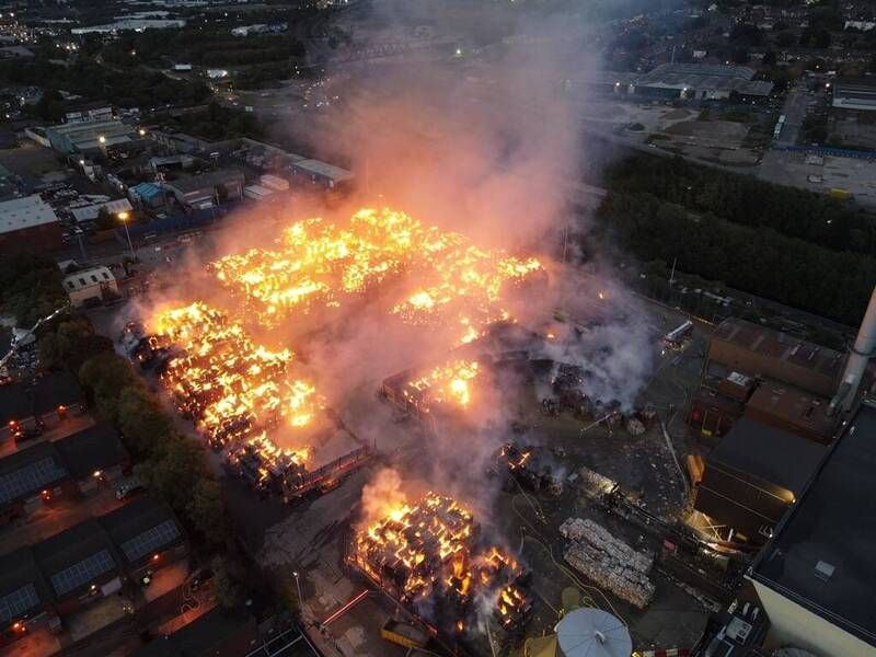 ▲歐洲最大紙類包裝生產商Smurfit Kappa，位於英國伯明罕的廠房發生大火。（圖／翻攝自West Midlands Fire Service推特）