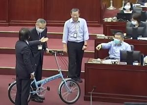 ▲民進黨台北市議員王世堅曾於過去贈送摺疊腳踏車給柯文哲，也被柯文哲認為是他最喜歡的禮物。（資料照／翻攝北市議會直播系統）