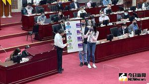 ▲國民黨議員闕枚莎開出四個情境，讓台北市長柯文哲依序配對，想要跟四個可能的市長參選人一同進行。（圖／記者丁上程攝，2022.06.13）