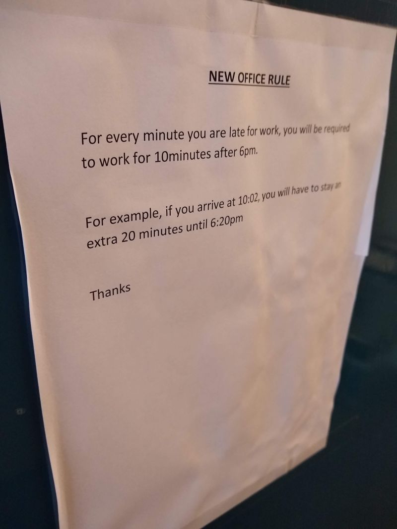 ▲原PO公開公司的「辦公室規定」，內容主要述說員工只要遲到每1分鐘，在傍晚下班前，就需要強制加班10分鐘來彌補。（圖／翻攝自reddit）