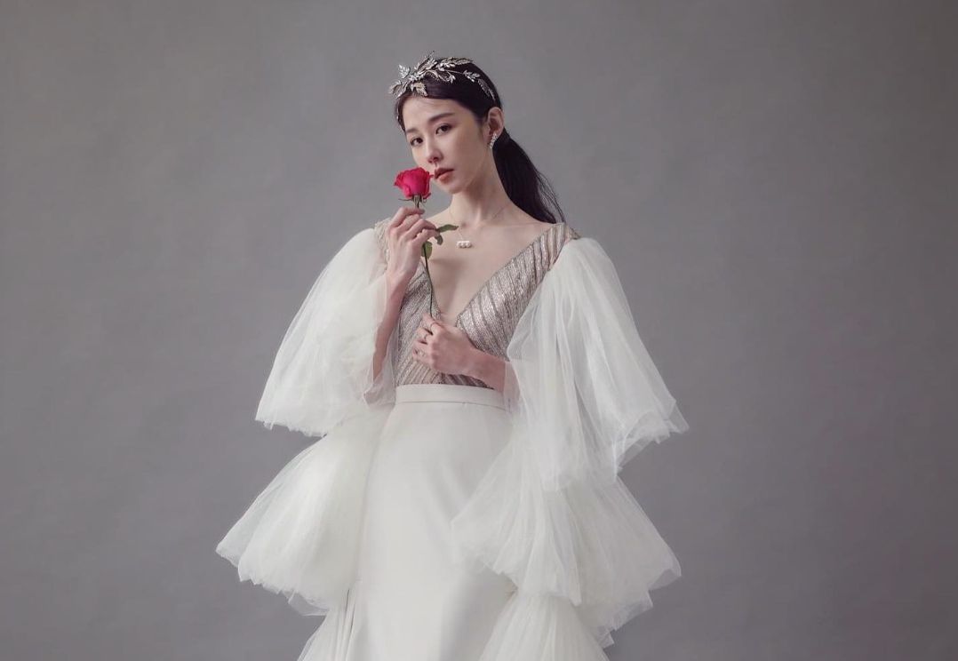 ▲邵雨薇昨（13）日晚間在臉書發出一張絕美婚紗照，照片一出，網友狂喊「恭喜吳慷仁」。（圖／翻攝自邵雨薇臉書）