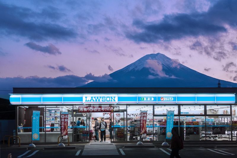 ▲河口湖車站前的LAWSON便利商店能拍到絕美富士山景色，在近年來成為知名打卡點。（示意圖／取自unsplash）