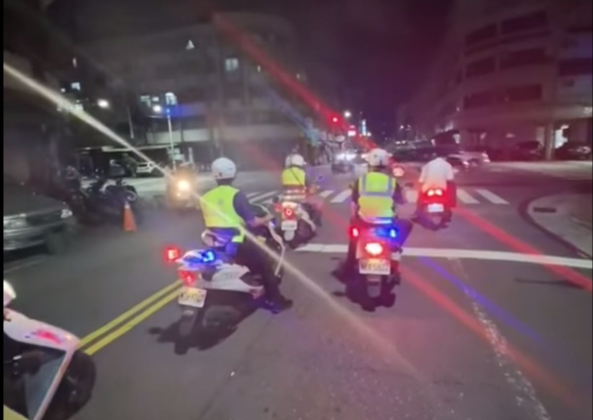 ▲高雄市三民區鼎金後路和鼎強街口，一位男子騎車未戴安全帽，正好在紅綠燈與4位警察狹路相逢，但最終警察沒有開單便離去。（圖／翻攝自「爆廢公社」臉書）