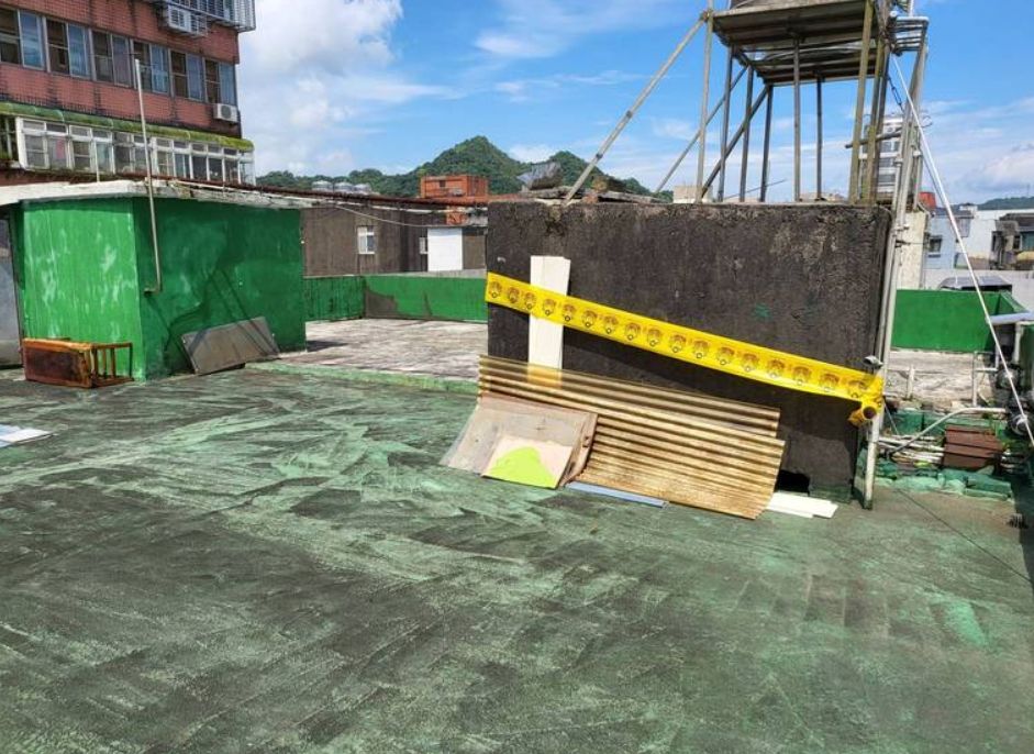 ▲新北市瑞芳區一處公寓頂樓，今（14）早驚見一位78歲簡姓老翁陳屍倒地，已死亡多時。警方在現場拉起封鎖線釐清死因與案發經過。（圖／翻攝畫面）