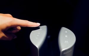 ▲LG PuriCare™ AeroTower™風革機搭配智慧變頻馬達，有著高效、穩定、省電、靜音等特色，簡單打造安靜舒適的睡眠環境。（圖／NOWnews攝）