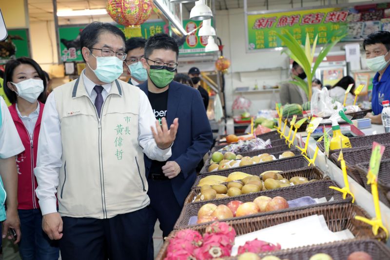 ▲台南市長黃偉哲視察虎尾寮菜市場，他表示宅配與外送已成為購物主流，傳統市場的生鮮食材更能即送到府（圖／記者林怡孜攝，2022,06,14）