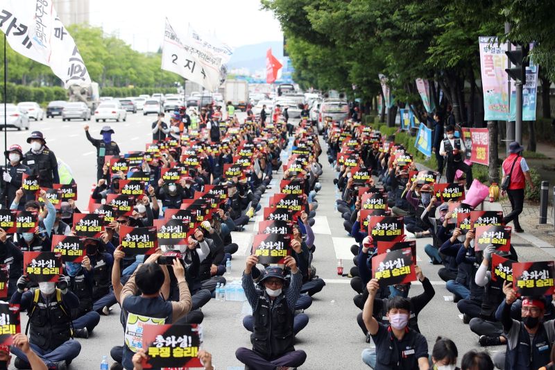 影／油價飆升、最低工資沒保障！韓國貨車司機持續大罷工