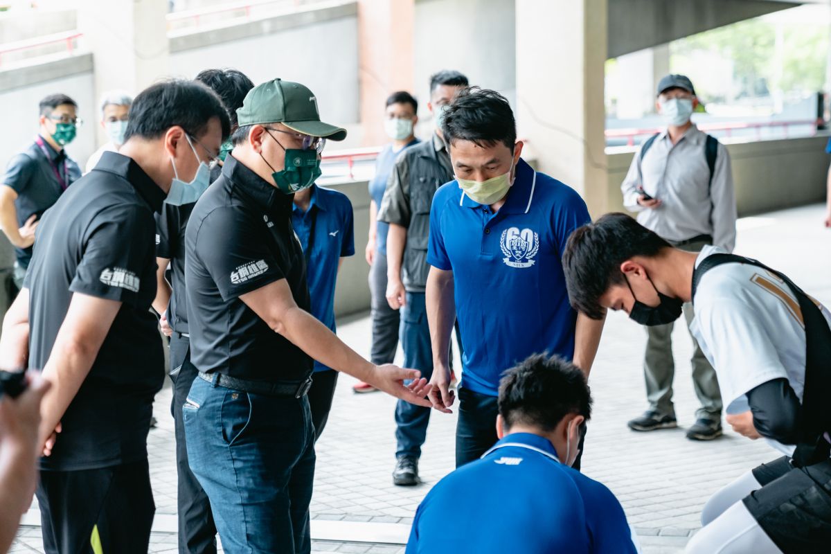 ▲史哲昨天下午帶著運動飲料到球場探班，慰勞球團和高市運發局工作人員，也關心測試會情形。（圖／截自史哲臉書）