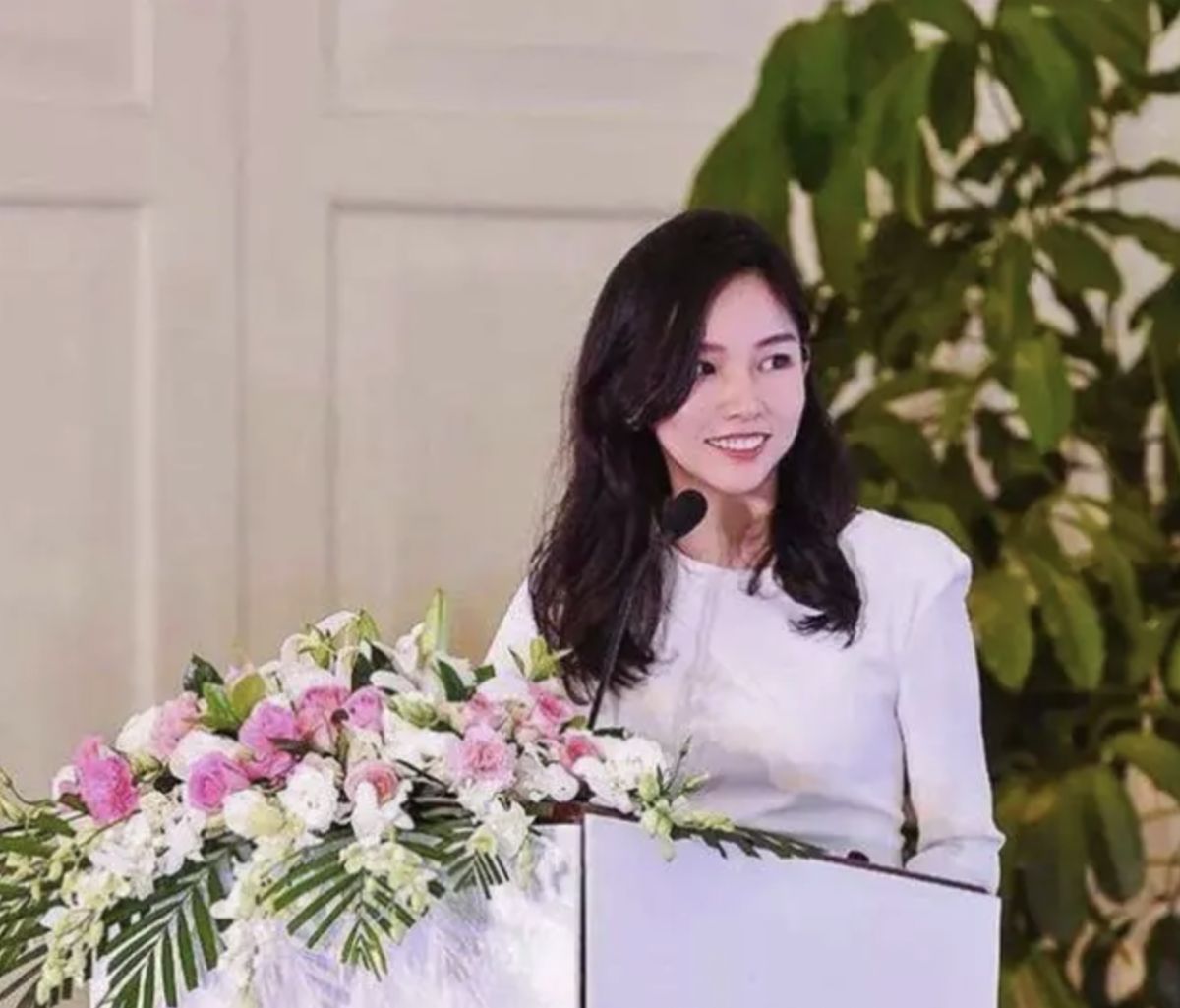 ▲謝氏家族的第四代謝其潤則是標準的學霸型白富美。（圖／翻攝自微博）