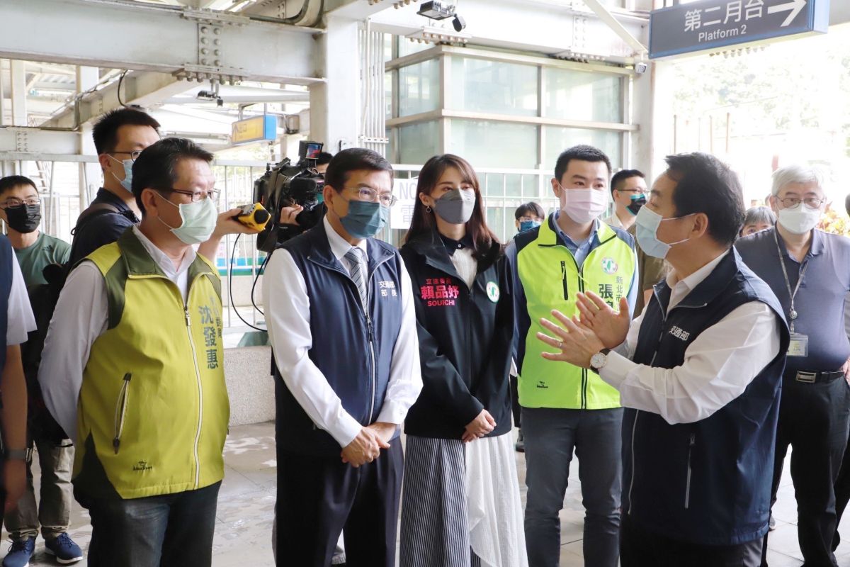 ▲交通部長王國材、立委賴品妤與沈發惠等人，今（14）日視察台鐵汐科站。（圖／交通部提供）