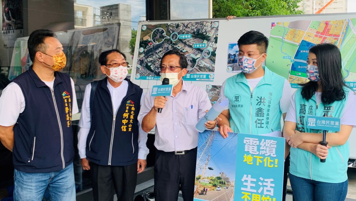 ▲民眾黨立委高虹安與台中市議員參選人洪鑫任今會勘嶺東地區5號電塔，左起為當地里長李志洋、何中信，與台電副處長梁明福。（圖／記者顏幸如攝，2022.06.14）