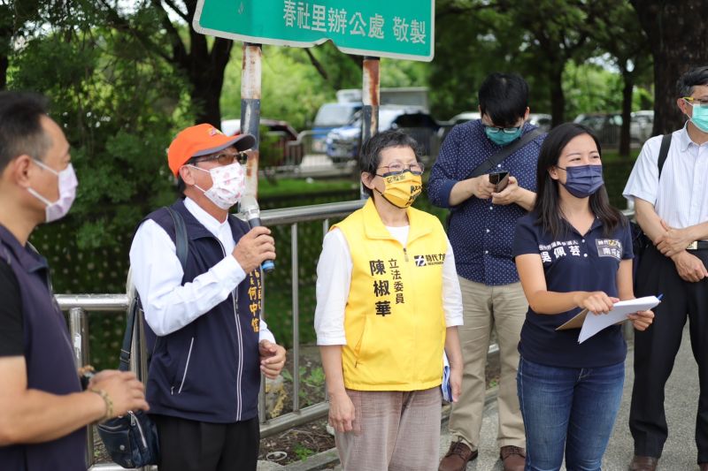 ▲時力立委陳椒華和候選人吳佩芸昨勘查嶺東住宅區電塔,當地里長李志洋(左一)、何中信(左二)作陪。(資料畫面/時力台中黨部提供,2022.06.14)