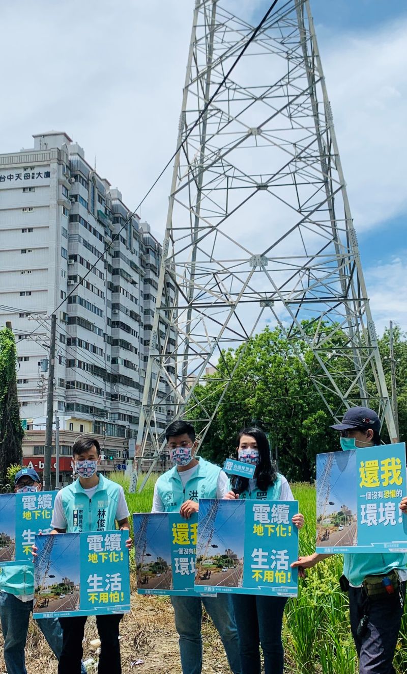 ▲台中市南屯區的5號電塔,距附近大樓僅20公尺,一旁興建中的工地還要避開橫空而過的電線。(圖/記者顏幸如攝,2022.06.14)