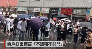 ▲上海七浦路爆發退租大遊行，當地商家高舉「不退租不開門」標語。（圖／翻攝自推特）