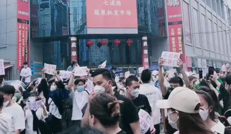 收入被「清零」！上海商戶發動「退租」抗議　遭警方壓制
