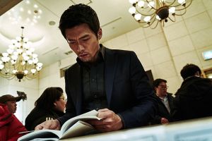 ▲▼玄彬(上圖左)在《機密同盟2》風格不變,與第一季(下)一樣留著頹廢鬍鬚。(圖/Nvaer電影、丹尼爾海尼IG) ▲▼玄彬(上圖左)在《機密同盟2》風格不變,與第一季(下)一樣留著頹廢鬍鬚。(圖/Nvaer電影、丹尼爾海尼IG)