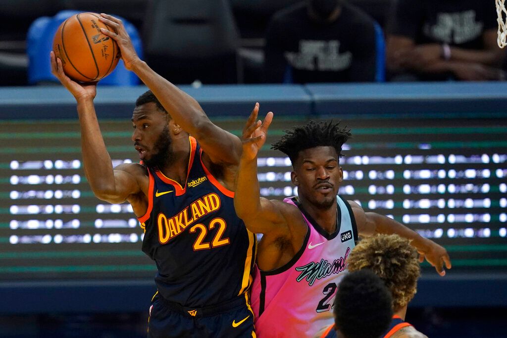 ▲Andrew Wiggins和Jimmy Butler爭搶球權。（圖／美聯社／達志影像）