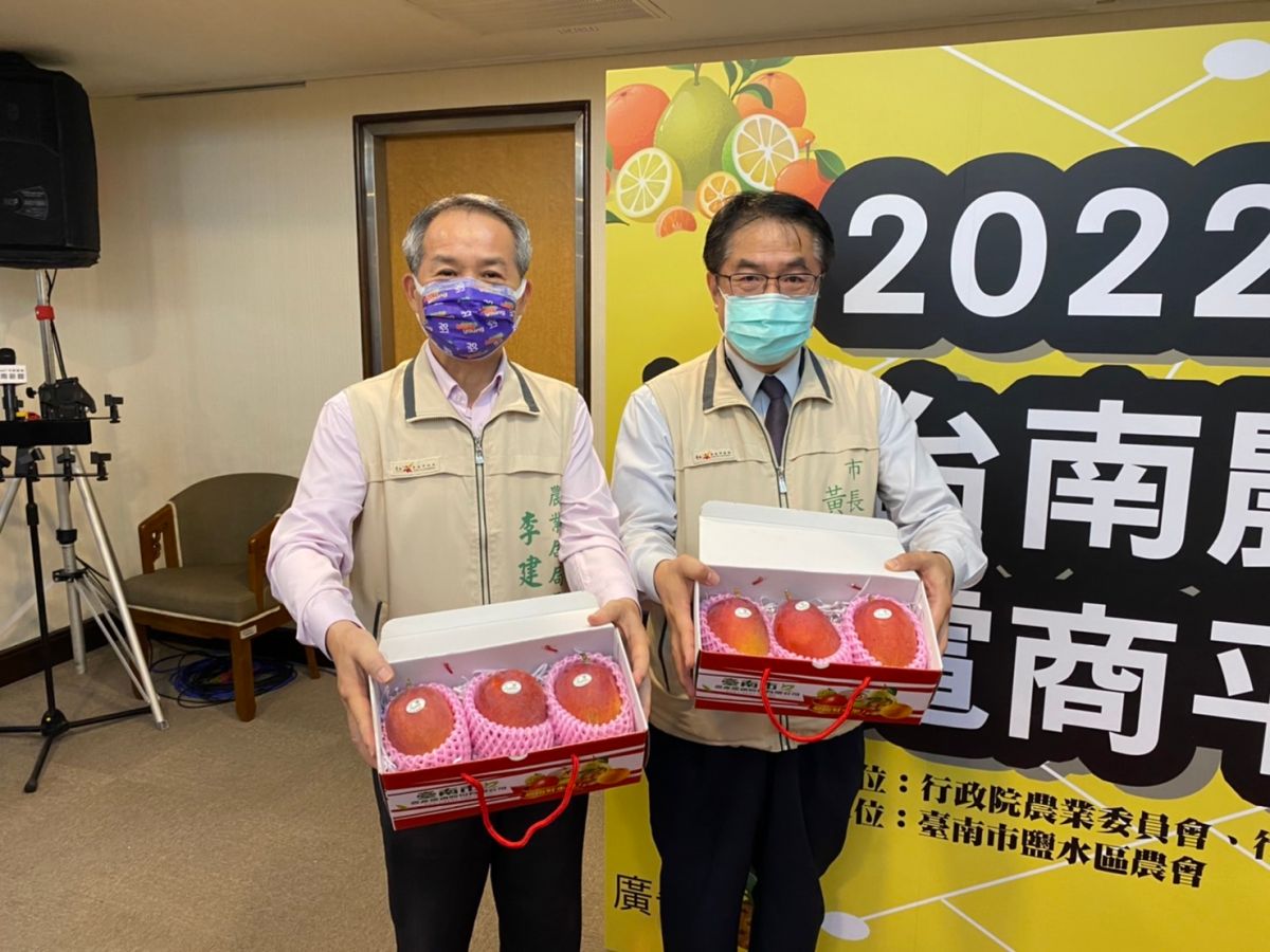 ▲正值芒果產季，台南市長黃偉哲及農業局長李建裕歡迎大家多食用台南香甜芒果（圖／台南市農業局提供）