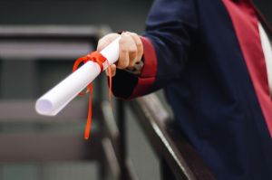 ▲學歷、畢業證書。(示意圖/翻攝Pexels) ▲呂捷認為「學歷是一張入場卷」,出社會後就必須將學歷轉化成人生的經歷。(示意圖/翻攝Pexels)