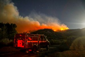 ▲美西加州一帶因乾旱高溫爆發野火，消防單位更認為今年接下來的四至六個月都將持續面對野火威脅。圖為本次加州野火。（圖／美聯社）
