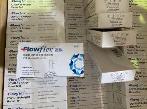 ▲調查局發現,進口商大鑫資訊公司,涉嫌用中國黑心快篩試劑魚目混珠。(圖/翻攝畫面) ▲調查局發現,進口商大鑫資訊公司,涉嫌用中國黑心快篩試劑魚目混珠。(圖/翻攝畫面)