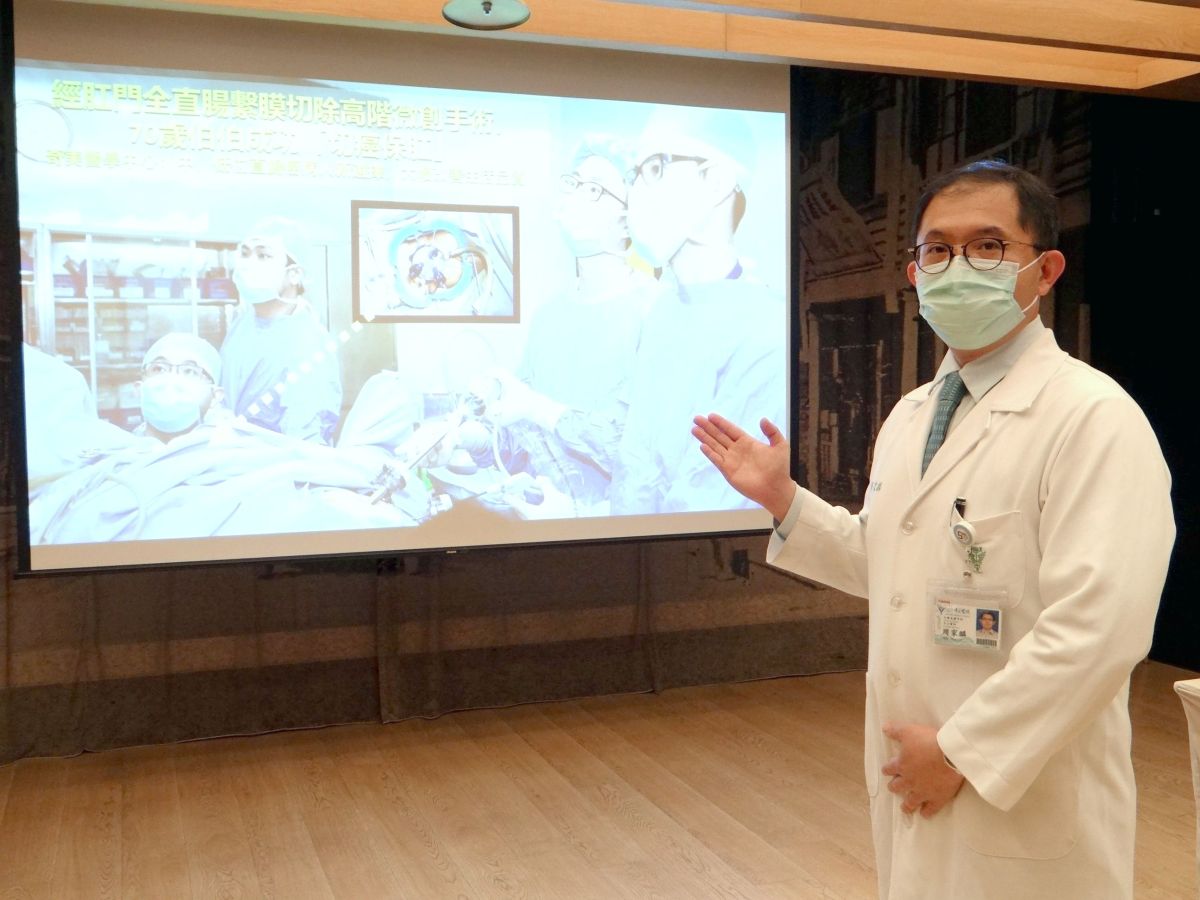 ▲奇美醫學中心大腸直腸外科主治醫師周家麟表示，中、低位直腸癌病人新選擇經肛門全直腸繫膜切除高階微創手術，讓70歲伯伯成功「切癌保肛」（圖／記者林怡孜攝，2022,06,14）