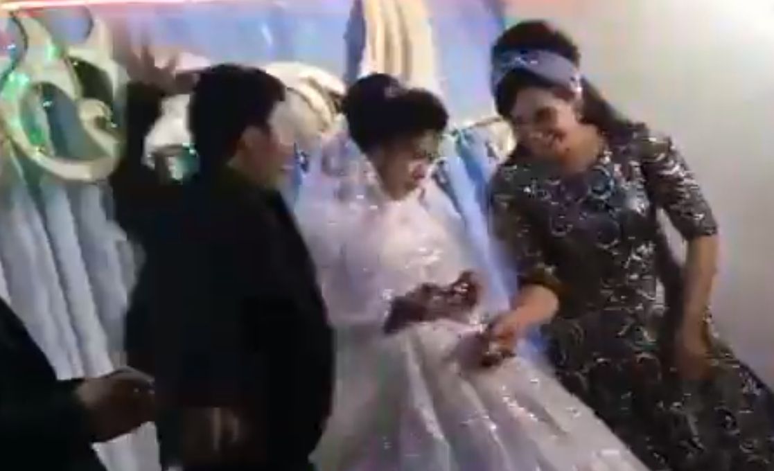 ▲烏茲別克一場婚禮上，新郎疑似因玩遊戲輸了，竟當著親友的面動手巴頭打新娘。（圖／翻攝twitter）