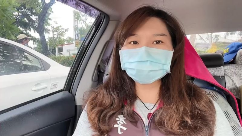 ▲國民黨高雄市議員李雅靜針對大鑫資訊公司代理的富樂快篩試劑提出質疑。(圖/翻攝畫面)