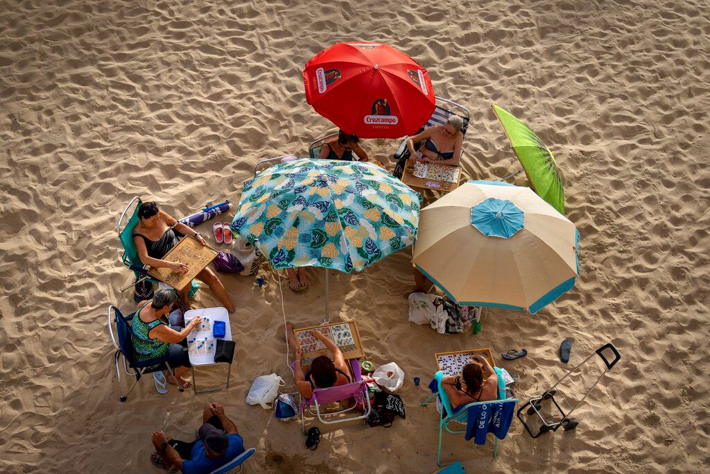 ▲造成歐洲西南部各地發生森林大火的夏季熱浪今天仍無緩解跡象，但歐陸部分地區下週氣溫預計還將進一步創下新高。（圖／美聯社／達志影像）