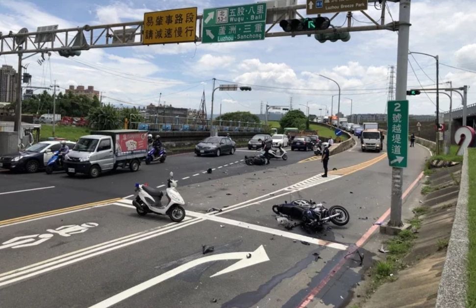 ▲今（14）日中午12點多，新北市蘆洲環堤大道2號越堤道口，發生死亡車禍，1人不治身亡。（圖／翻攝畫面）