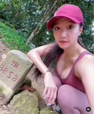 ▲林采緹蹲下和告示牌合照。(圖/林采緹IG) ▲林采緹蹲下和告示牌合照。(圖/林采緹IG)