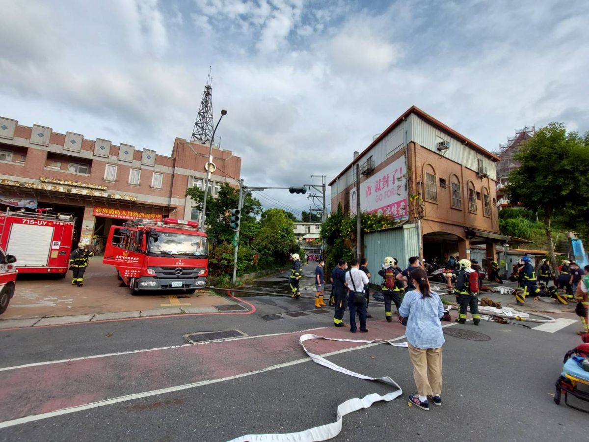 ▲警消獲報到場，迅速撲滅火勢，並在屋中尋獲一對母子。（圖／翻攝畫面）