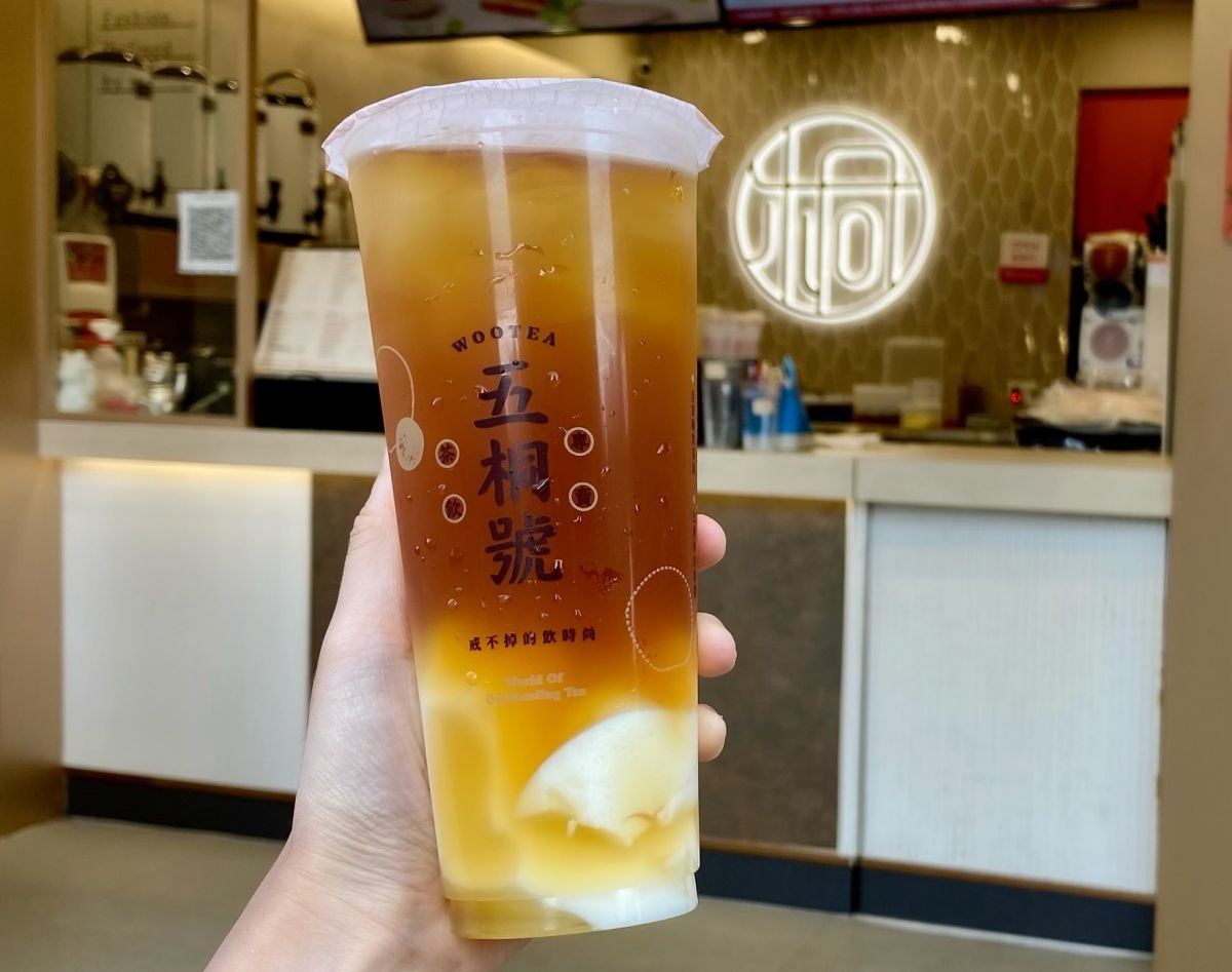 ▲ 手搖飲又要變貴了！5月兩巨頭雙雙連漲，五桐號今（1）日起調整部分品項價格，麻古茶坊則於明（2）日起，約有10款飲料最多貴5元。（圖／記者蕭涵云攝）