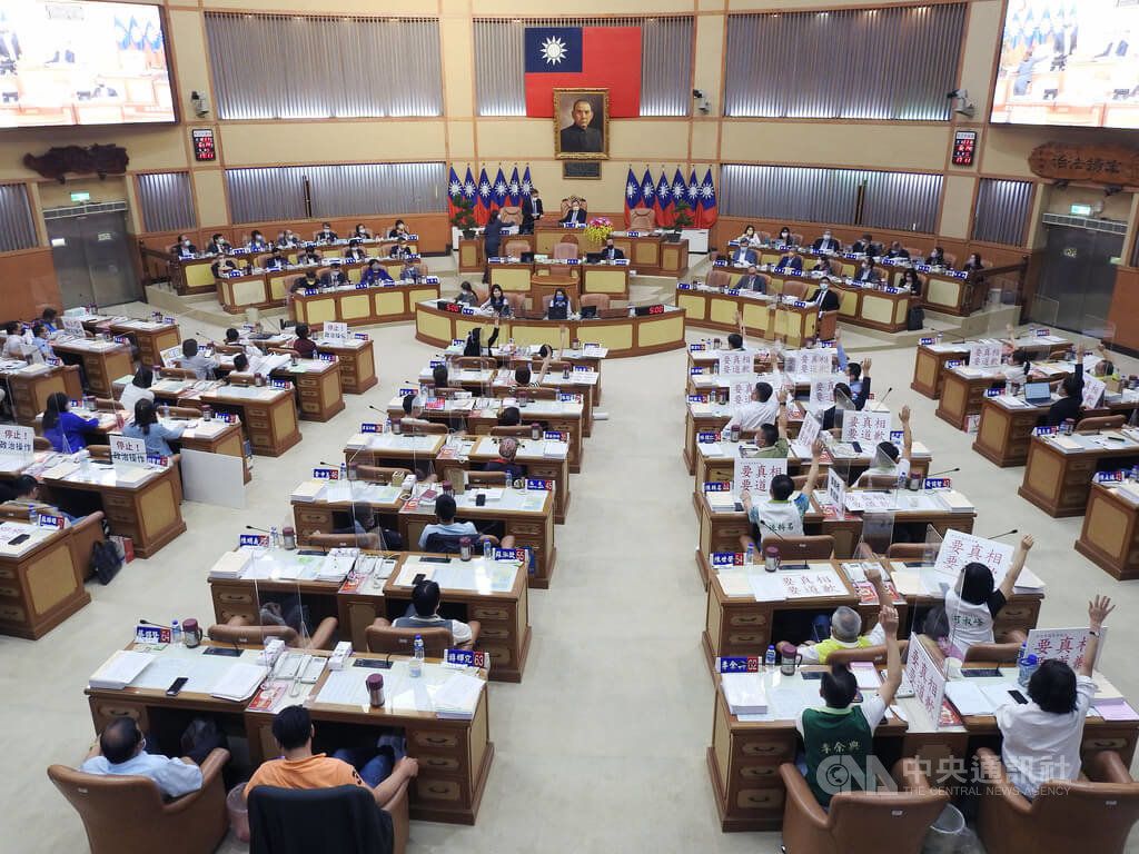 ▲新北市議會民進黨團提案要求新北市長侯友宜專案報告「恩恩」事件及成立小組調查還原真相，經2天朝野攻防，議會今天下午進行表決，因贊成人數未過半，提案闖關失利。（圖／中央社）
