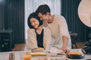 ▲影后賈靜雯在《媽,別鬧了!》飾演年屆40仍苦等白馬王子現身的魚干女,突然遇見吳慷仁飾演的夢中情人。(圖/台北電影節提供) ▲影后賈靜雯在《媽,別鬧了!》飾演年屆40仍苦等白馬王子現身的魚干女,突然遇見吳慷仁飾演的夢中情人。(圖/台北電影節提供)