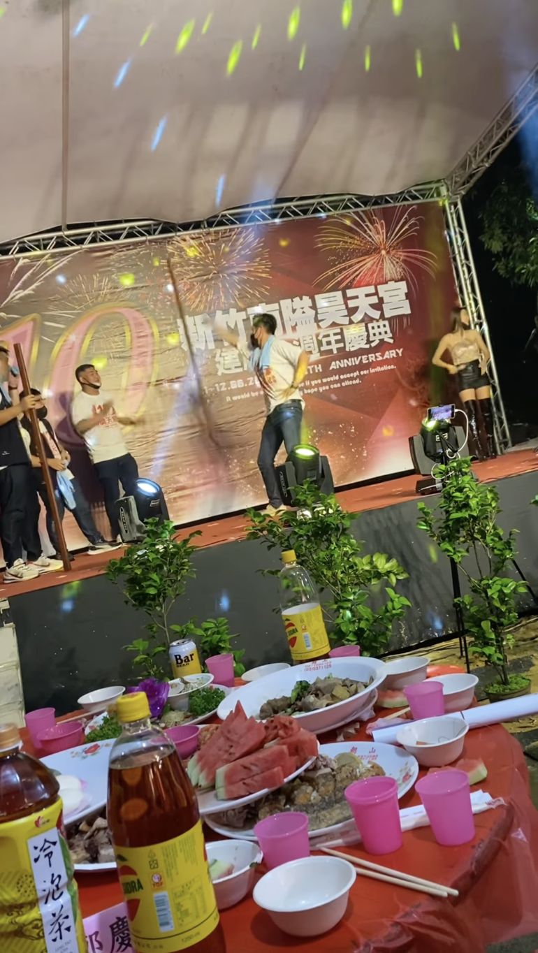 ▲新竹南隘昊天宮的餐會上，一群人正在舞台上持轎擔表演。（圖／翻攝自爆廢公社公開版）