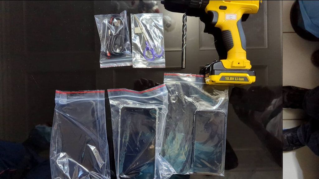 ▲吳姓夫妻日前投宿高雄摩鐵時在房內發現針孔攝影機，警方循線鎖定黃姓男子涉有重嫌，13日前往黃男在小港的住處搜索，當場查扣拆裝工具1組、手機3支、安非他命2小包、吸食器等物，全案詢後依法送辦，檢方14日晚間依妨害秘密等罪聲押獲准。（圖／高雄市小港警分局提供 中央社記者洪學廣傳真 111年6月14日）